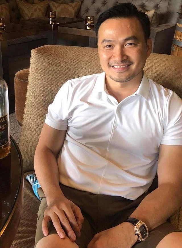 Nam nghệ sĩ cưới vợ đại gia k&eacute;m 16 tuổi, bỏ showbiz, l&agrave;m gi&aacute;m đốc bảo t&agrave;ng, biệt thự trải khắp TP.HCM - Ảnh 1.