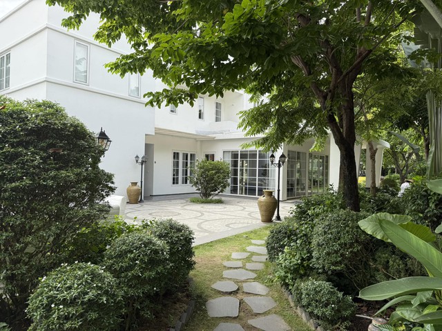 Nam nghệ sĩ cưới vợ đại gia k&eacute;m 16 tuổi, bỏ showbiz, l&agrave;m gi&aacute;m đốc bảo t&agrave;ng, biệt thự trải khắp TP.HCM - Ảnh 9.