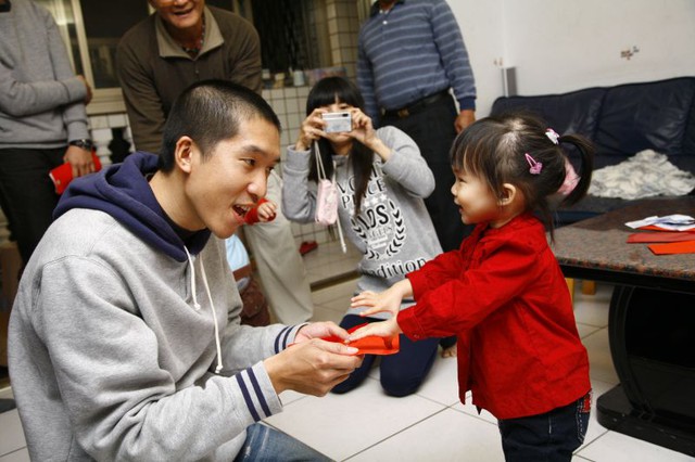 Đầu năm chẳng cần xem tử vi, cứ th&aacute;i độ của cha mẹ với l&igrave; x&igrave; của con l&agrave; biết ngay tương lai đứa trẻ gi&agrave;u hay ngh&egrave;o - Ảnh 1.