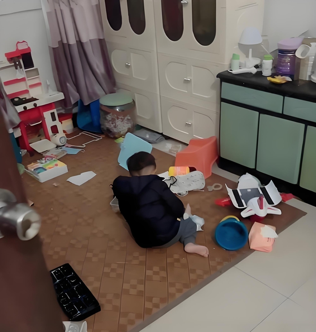 Đi chúc Tết họ hàng, con trai 5 tuổi làm vỡ đồ chơi của chủ nhà, người mẹ đáp 1 câu xứng đáng xuất bản sách ứng xử luôn- Ảnh 1. Đi chúc Tết họ hàng, con trai 5 tuổi làm vỡ đồ chơi của chủ nhà, người mẹ đáp 1 câu xứng đáng xuất bản sách ứng xử luôn- Ảnh 1.