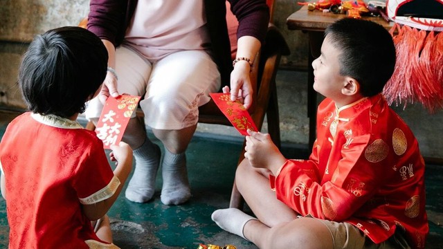 Họ h&agrave;ng l&igrave; x&igrave; con t&ocirc;i 500k nhưng nh&agrave; họ c&oacute; 2 đứa sinh đ&ocirc;i, t&ocirc;i n&ecirc;n mừng lại như thế n&agrave;o cho khỏi "lỗ"?- Ảnh 1.