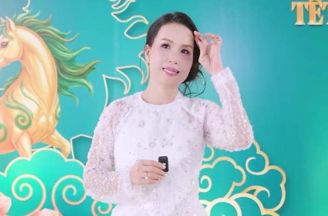 Nữ ca sĩ đ&oacute;n Tết ở nh&agrave; 20 tỷ TP.HCM: "T&ocirc;i cam t&acirc;m chịu cực khổ"- Ảnh 1.