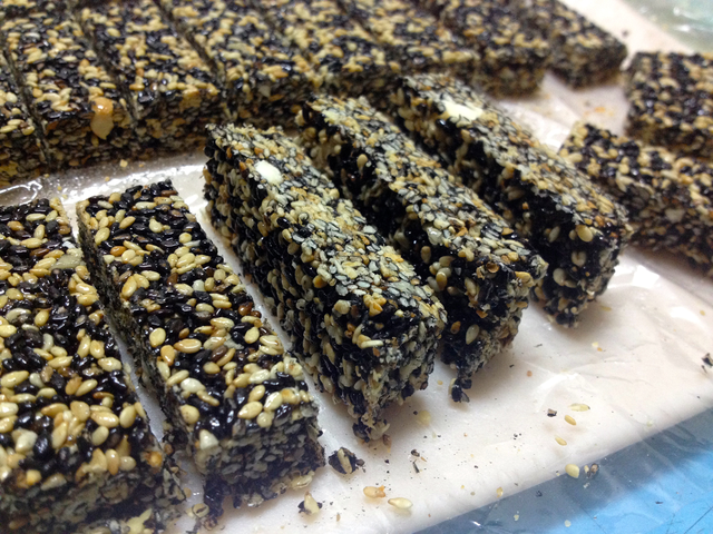 Đi chợ Tết chưa? B&aacute;c sĩ m&aacute;ch 3 m&oacute;n ăn vặt &ldquo;tuổi thơ&rdquo; gi&uacute;p điều h&ograve;a kh&iacute; huyết, tăng cường chức năng l&aacute; l&aacute;ch, th&uacute;c đẩy m&aacute;i t&oacute;c khỏe mạnh- Ảnh 2.