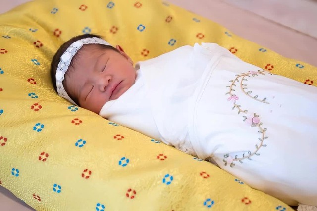 Con g&aacute;i Ho&agrave;ng tử Brunei ch&agrave;o đời: Khi cả bố v&agrave; mẹ đều l&agrave; "cực phẩm" nhan sắc, em b&eacute; tr&ocirc;ng sẽ ra sao?- Ảnh 3.