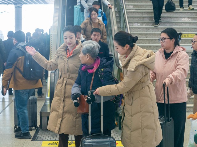 Đường về qu&ecirc; bằng mấy th&aacute;ng lương, nhiều gia đ&igrave;nh tiết kiệm bằng c&aacute;ch "đ&oacute;n Tết ngược" ở th&agrave;nh phố- Ảnh 2.