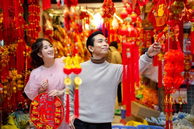 Kh&aacute;nh Thi khoe nhan sắc mẹ 3 con rạng rỡ trong bộ ảnh cực t&igrave;nh b&ecirc;n Phan Hiển đ&oacute;n Tết ở H&agrave; Nội- Ảnh 8.