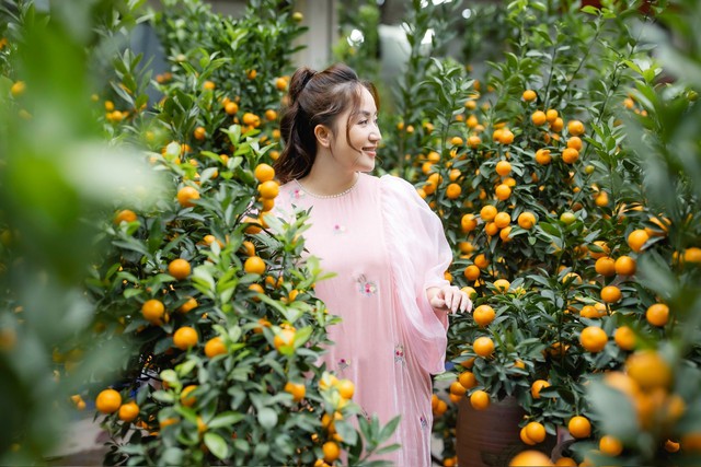 Kh&aacute;nh Thi khoe nhan sắc mẹ 3 con rạng rỡ trong bộ ảnh cực t&igrave;nh b&ecirc;n Phan Hiển đ&oacute;n Tết ở H&agrave; Nội- Ảnh 12.