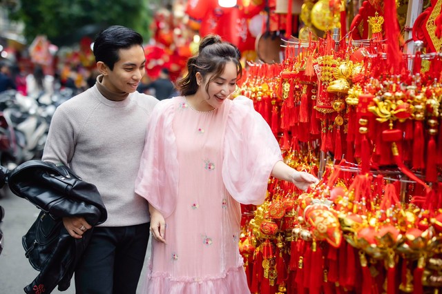 Kh&aacute;nh Thi khoe nhan sắc mẹ 3 con rạng rỡ trong bộ ảnh cực t&igrave;nh b&ecirc;n Phan Hiển đ&oacute;n Tết ở H&agrave; Nội- Ảnh 9.