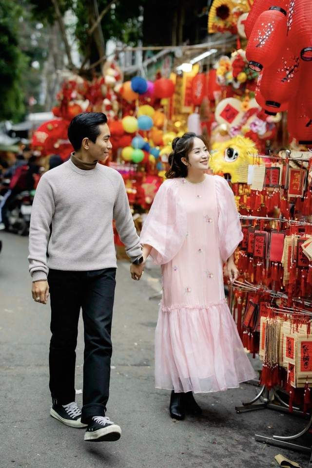 Kh&aacute;nh Thi khoe nhan sắc mẹ 3 con rạng rỡ trong bộ ảnh cực t&igrave;nh b&ecirc;n Phan Hiển đ&oacute;n Tết ở H&agrave; Nội- Ảnh 5.