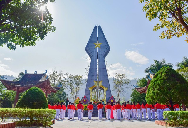 "Ngọn lửa thi&ecirc;ng" thắp s&aacute;ng kh&iacute; ph&aacute;ch anh h&ugrave;ng, bảo vệ vững chắc bờ c&otilde;i bi&ecirc;n cương - Ảnh 1.