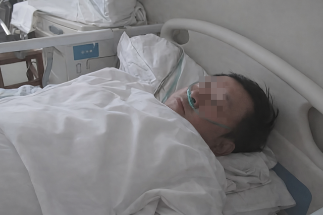 Người đàn ông 45 tuổi đột quỵ, liệt nửa người, vợ bật khóc: Khuyên mãi vẫn không bỏ!- Ảnh 1. Người đàn ông 45 tuổi đột quỵ, liệt nửa người, vợ bật khóc: Khuyên mãi vẫn không bỏ!- Ảnh 1.