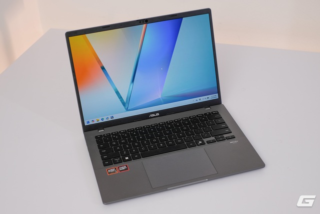 Tr&ecirc;n tay ASUS Vivobook S14 (M3407GA): Ryzen AI 400 Series, pin 15 giờ, RAM n&acirc;ng cấp được, gi&aacute; gần 25 triệu đồng- Ảnh 3.