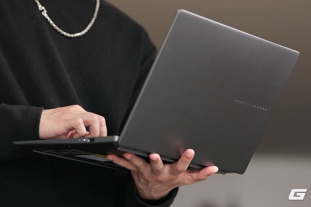 Tr&ecirc;n tay ASUS Vivobook S14 (M3407GA): Ryzen AI 400 Series, pin 15 giờ, RAM n&acirc;ng cấp được, gi&aacute; gần 25 triệu đồng- Ảnh 15.