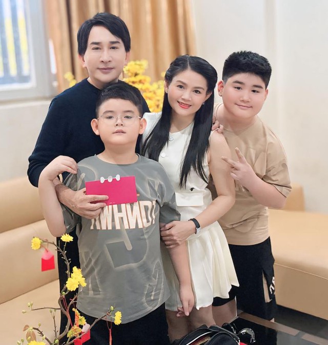 “Ông hoàng cải lương” tuổi ngựa từng có 1000 cây vàng, tuổi 60 sống bên vợ 3 trong biệt thự ở TP.HCM- Ảnh 8. “Ông hoàng cải lương” tuổi ngựa từng có 1000 cây vàng, tuổi 60 sống bên vợ 3 trong biệt thự ở TP.HCM- Ảnh 8.