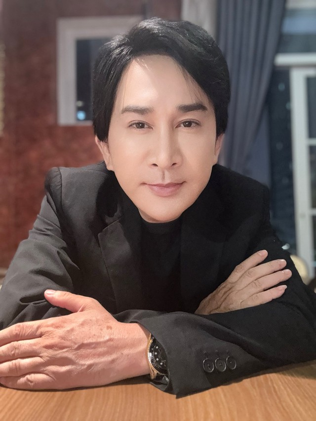 “Ông hoàng cải lương” tuổi ngựa từng có 1000 cây vàng, tuổi 60 sống bên vợ 3 trong biệt thự ở TP.HCM- Ảnh 1. “Ông hoàng cải lương” tuổi ngựa từng có 1000 cây vàng, tuổi 60 sống bên vợ 3 trong biệt thự ở TP.HCM- Ảnh 1.