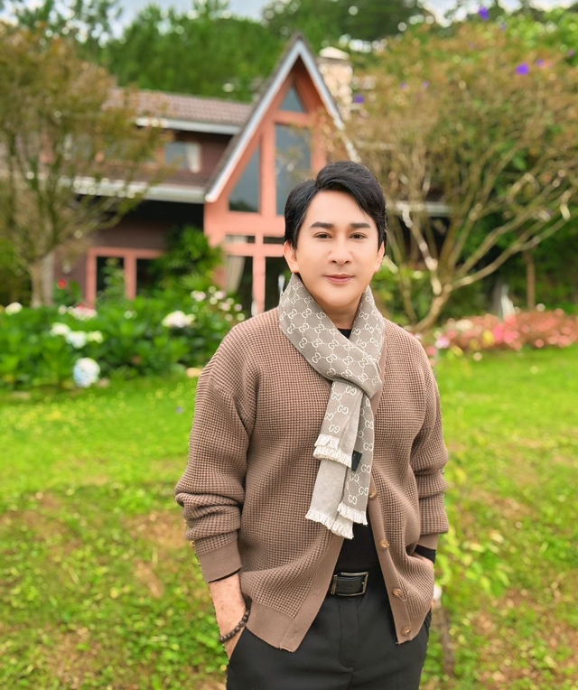 “Ông hoàng cải lương” tuổi ngựa từng có 1000 cây vàng, tuổi 60 sống bên vợ 3 trong biệt thự ở TP.HCM- Ảnh 3. “Ông hoàng cải lương” tuổi ngựa từng có 1000 cây vàng, tuổi 60 sống bên vợ 3 trong biệt thự ở TP.HCM- Ảnh 3.