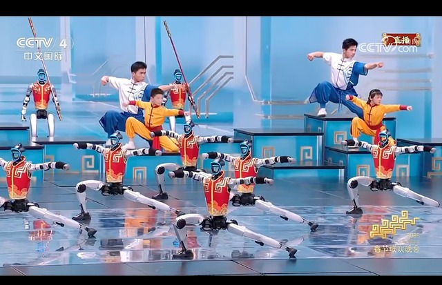 C&uacute; sốc đ&ecirc;m giao thừa: Robot Trung Quốc m&uacute;a c&ocirc;n nhị kh&uacute;c như L&yacute; Tiểu Long, vấp ng&atilde; tự đứng dậy khiến thế giới sững sờ- Ảnh 2.