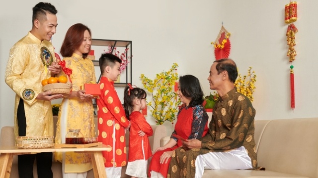 Vào ngày hóa vàng, mẹ và bé cùng nhau giữ gìn nếp xưa trong những điều giản dị nhất - Ảnh 2.