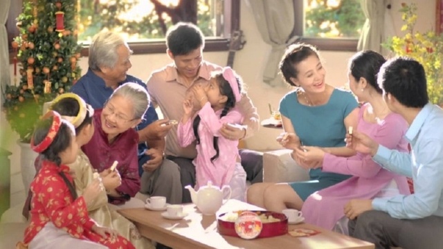 Vào ngày hóa vàng, mẹ và bé cùng nhau giữ gìn nếp xưa trong những điều giản dị nhất - Ảnh 1.