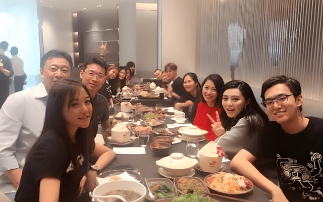 Đầu năm đi họp lớp, gặp người bạn nh&agrave; gi&agrave;u nhất năm xưa, ch&uacute;ng t&ocirc;i chết lặng- Ảnh 1.