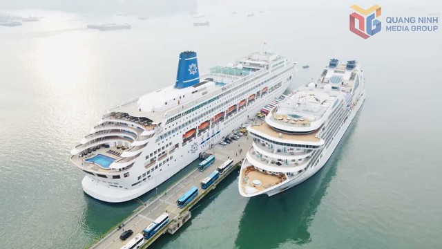 Quảng Ninh: Ng&agrave;y đầu năm rộn r&agrave;ng, tấp nập, h&agrave;ng đo&agrave;n người n&ocirc; nức xếp h&agrave;ng nhận l&igrave; x&igrave; - Ảnh 2.