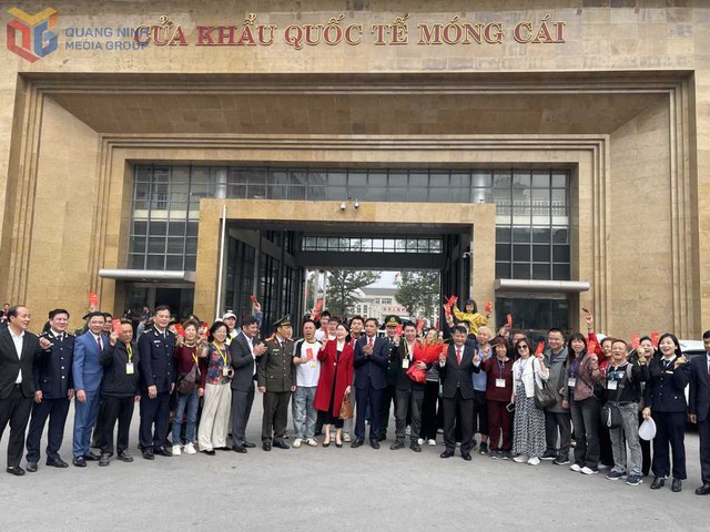 Quảng Ninh: Ng&agrave;y đầu năm rộn r&agrave;ng, tấp nập, h&agrave;ng đo&agrave;n người n&ocirc; nức xếp h&agrave;ng nhận l&igrave; x&igrave; - Ảnh 1.