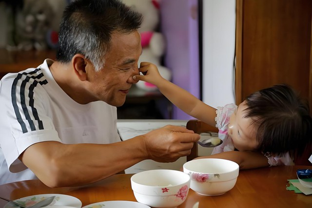 "L&igrave; x&igrave; 2 triệu cho ch&aacute;u nội, 200 ngh&igrave;n cho ch&aacute;u ngoại" - một c&acirc;u n&oacute;i của &ocirc;ng khiến con d&acirc;u bật kh&oacute;c giữa m&ugrave;ng 4- Ảnh 2.