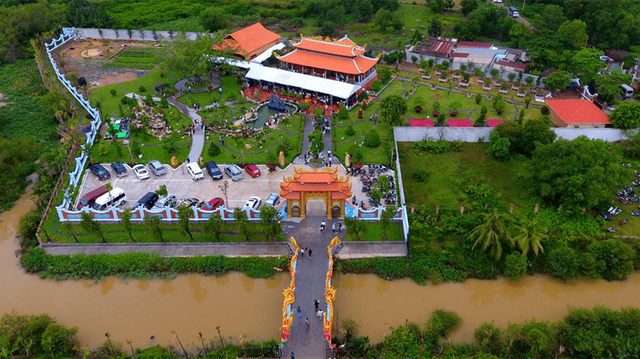 Cuộc sống của 2 "vua hài kịch" nổi tiếng nhất Việt Nam, sở hữu nhà thờ trăm tỷ, thích ăn dưa muối, cá khô- Ảnh 8. Cuộc sống của 2 "vua hài kịch" nổi tiếng nhất Việt Nam, sở hữu nhà thờ trăm tỷ, thích ăn dưa muối, cá khô- Ảnh 8.