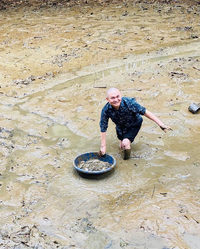 Cuộc sống của 2 "vua hài kịch" nổi tiếng nhất Việt Nam, sở hữu nhà thờ trăm tỷ, thích ăn dưa muối, cá khô- Ảnh 5. Cuộc sống của 2 "vua hài kịch" nổi tiếng nhất Việt Nam, sở hữu nhà thờ trăm tỷ, thích ăn dưa muối, cá khô- Ảnh 5.