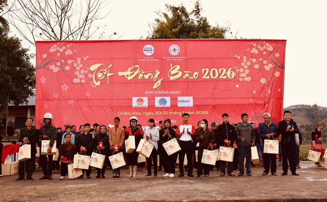 500 suất qu&agrave; của c&aacute;c nh&agrave; t&agrave;i trợ "Tết đồng b&agrave;o 2026" gửi tới những gia đ&igrave;nh c&oacute; ho&agrave;n cảnh kh&oacute; khăn x&atilde; Chi&ecirc;m Ho&aacute;, tỉnh Tuy&ecirc;n Quang.