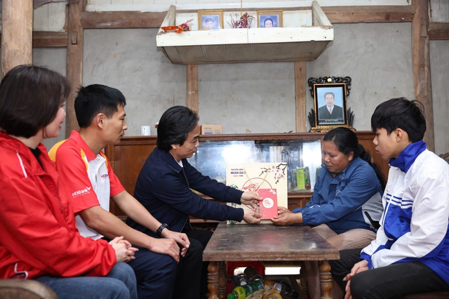 Ban tổ chức đến tặng qu&agrave; cho gia đ&igrave;nh chị H&agrave; Thị Phận (d&acirc;n tộc T&agrave;y), ở th&ocirc;n Thượng Quang, x&atilde; x&atilde; Chi&ecirc;m Ho&aacute;, tỉnh Tuy&ecirc;n Quang.