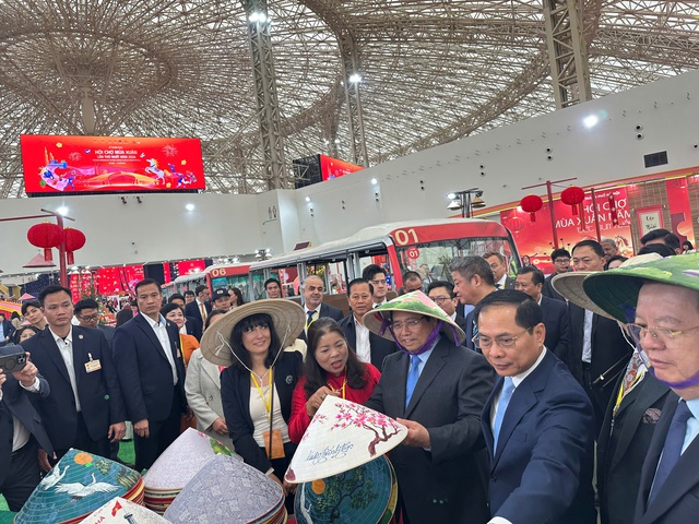 Thủ tướng Phạm Minh Chính tham quan các gian hàng của Sở Công Thương Hà Nội tại Hội chợ với chủ đề "Tết Sum vầy". Thủ tướng Phạm Minh Chính tham quan các gian hàng của Sở Công Thương Hà Nội tại Hội chợ với chủ đề "Tết Sum vầy".