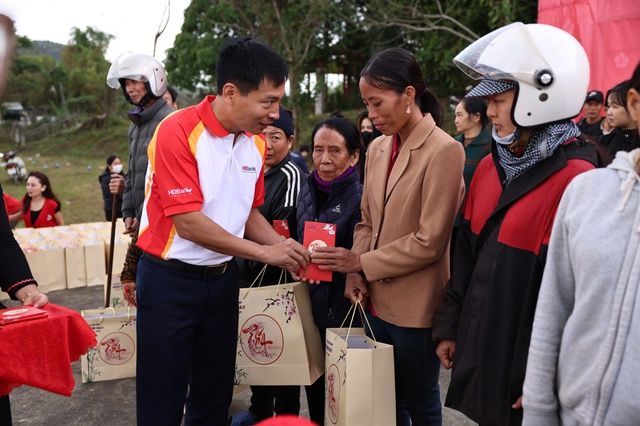 &Ocirc;ng Nguyễn Trọng To&agrave;n &ndash; Gi&aacute;m đốc Ng&acirc;n h&agrave;ng HDbank Chi nh&aacute;nh Tuy&ecirc;n quang tặng qu&agrave; cho c&aacute;c hộ gia đ&igrave;nh c&oacute; ho&agrave;n cảnh kh&oacute; khăn