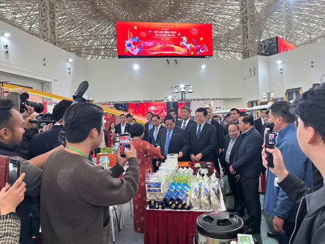 Thủ tướng Phạm Minh Chính tham quan các gian hàng của Sở Công Thương Hà Nội tại Hội chợ. Thủ tướng Phạm Minh Chính tham quan các gian hàng của Sở Công Thương Hà Nội tại Hội chợ.