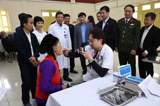 B&aacute;c s&iacute; Bệnh viện Hữu nghị thăm kh&aacute;m miễn ph&iacute; cho người d&acirc;n.