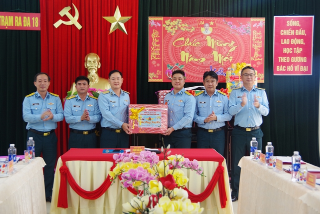 Sư đoàn Phòng không 375: Vui Xuân mới nhưng không lơ là cảnh giác- Ảnh 2. Sư đoàn Phòng không 375: Vui Xuân mới nhưng không lơ là cảnh giác- Ảnh 2.