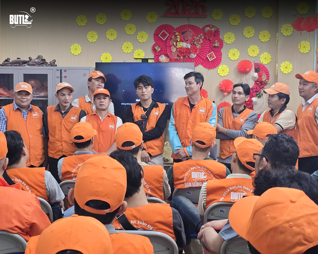 Buổi đào tạo, sinh hoạt định kỳ dành cho tài xế BUTL nhằm nâng cao an toàn vầ chất lượng dịch vụ. Buổi đào tạo, sinh hoạt định kỳ dành cho tài xế BUTL nhằm nâng cao an toàn vầ chất lượng dịch vụ.