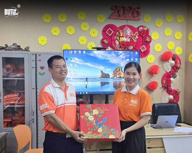 BUTL trao quà, ghi nhận đóng góp của tài xế trong hoạt động vinh danh nội bộ. BUTL trao quà, ghi nhận đóng góp của tài xế trong hoạt động vinh danh nội bộ.