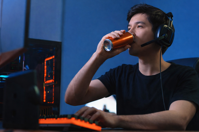 Ai n&ecirc;n tr&aacute;nh nước tăng lực v&agrave; l&agrave;m sao để uống 1 c&aacute;ch l&agrave;nh mạnh? B&aacute;c sĩ giải th&iacute;ch- Ảnh 1.