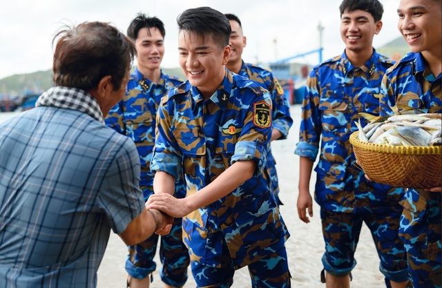 Đ&agrave;m Vĩnh Hưng mặc &aacute;o l&iacute;nh, ra đảo l&agrave;m một việc- Ảnh 2.