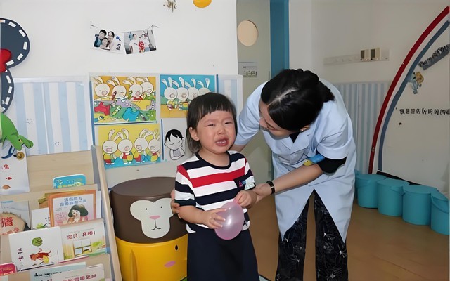 B&eacute; g&aacute;i 4 tuổi đi học mầm non nhưng nh&agrave; trường khuy&ecirc;n n&ecirc;n nghỉ học, người mẹ t&igrave;m gi&aacute;o vi&ecirc;n hỏi cho ra lẽ rồi chết sững- Ảnh 1.