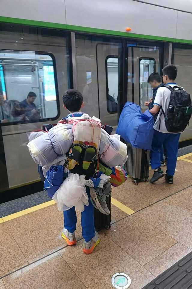 Cậu bé cấp 2 gây sốt MXH chỉ với một bức ảnh chụp sau lưng- Ảnh 1. Cậu bé cấp 2 gây sốt MXH chỉ với một bức ảnh chụp sau lưng- Ảnh 1.