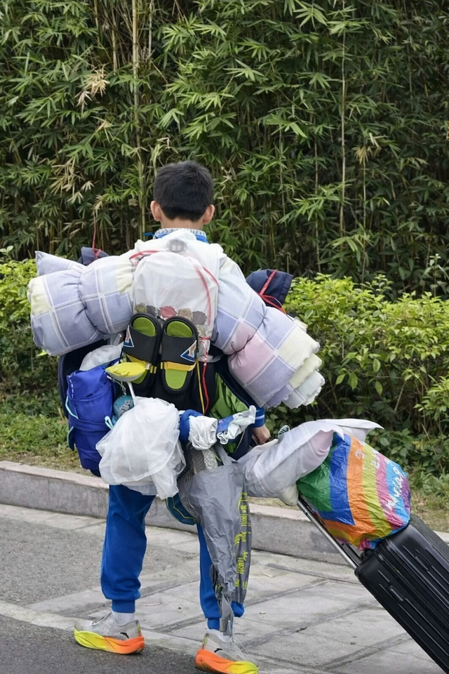 Cậu bé cấp 2 gây sốt MXH chỉ với một bức ảnh chụp sau lưng- Ảnh 2. Cậu bé cấp 2 gây sốt MXH chỉ với một bức ảnh chụp sau lưng- Ảnh 2.