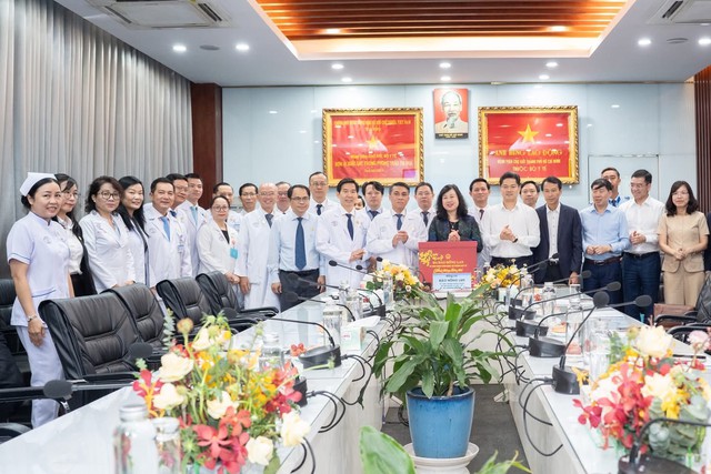 Bộ trưởng Bộ Y tế thăm và chúc Tết Bệnh viện Chợ Rẫy- Ảnh 5. Bộ trưởng Bộ Y tế thăm và chúc Tết Bệnh viện Chợ Rẫy- Ảnh 5.