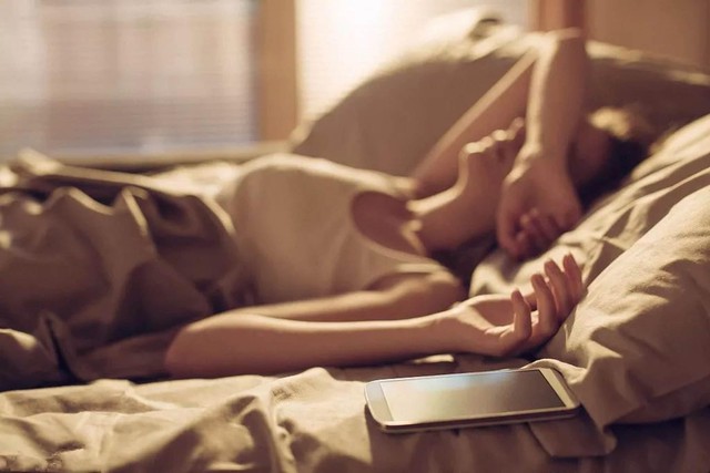 Ai hay thức khuya nhất định phải đọc: Th&oacute;i quen tưởng v&ocirc; hại trước khi ngủ lại l&agrave; nguy&ecirc;n nh&acirc;n g&acirc;y tăng đường huyết, giảm miễn dịch, l&atilde;o h&oacute;a sớm- Ảnh 1.