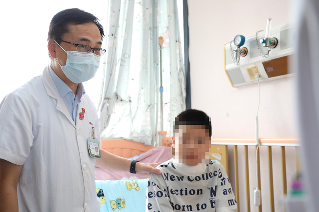 B&eacute; trai 5 tuổi đ&atilde; được chẩn đo&aacute;n mắc ung thư tuyến gi&aacute;p, b&aacute;c sĩ cảnh b&aacute;o 4 t&iacute;n hiệu ung thư ở trẻ dễ bị bỏ qua- Ảnh 1.