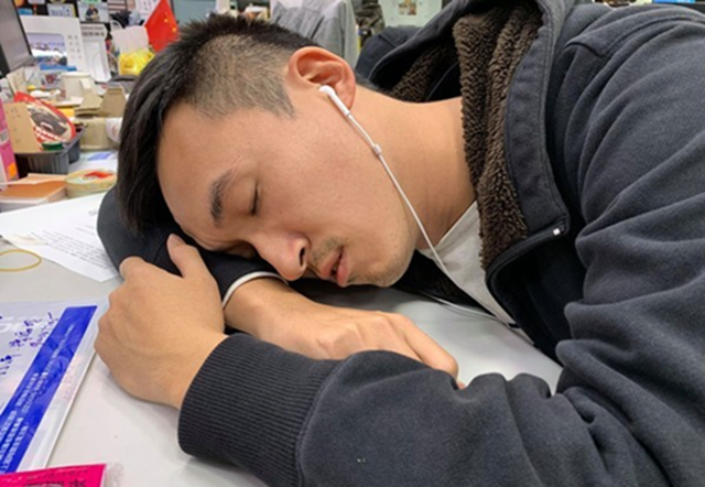 Người đ&agrave;n &ocirc;ng 30 tuổi tai chảy dịch c&oacute; m&ugrave;i lạ v&igrave; th&oacute;i quen nhiều người l&agrave;m v&agrave;i giờ mỗi ng&agrave;y- Ảnh 1.