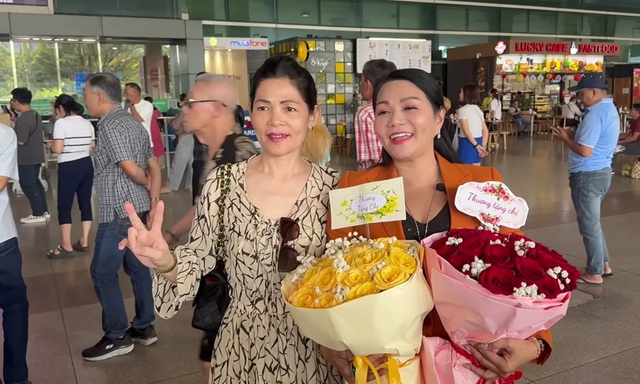 Nữ NSƯT ở Mỹ m&ugrave;ng 5 Tết về nước: Được tặng lắc v&agrave;ng ngay tại s&acirc;n bay- Ảnh 1.