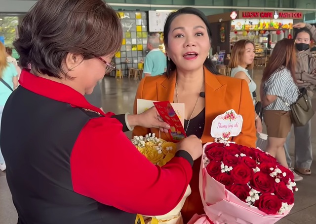 Nữ NSƯT ở Mỹ m&ugrave;ng 5 Tết về nước: Được tặng lắc v&agrave;ng ngay tại s&acirc;n bay- Ảnh 2.