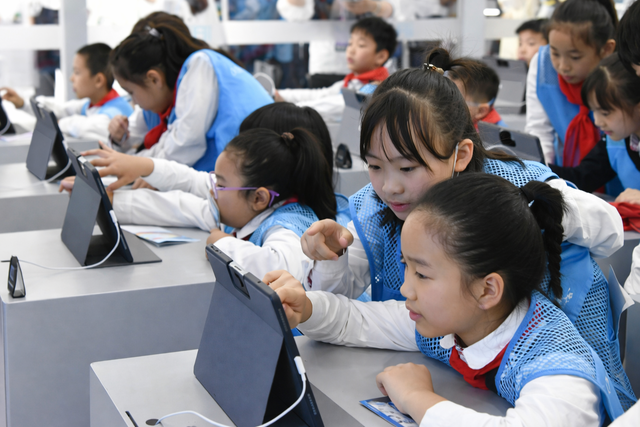 AI l&agrave; c&ocirc;ng cụ hỗ trợ hay đang l&agrave;m giảm khả năng tự học của học sinh, sinh vi&ecirc;n? - Ảnh 2.